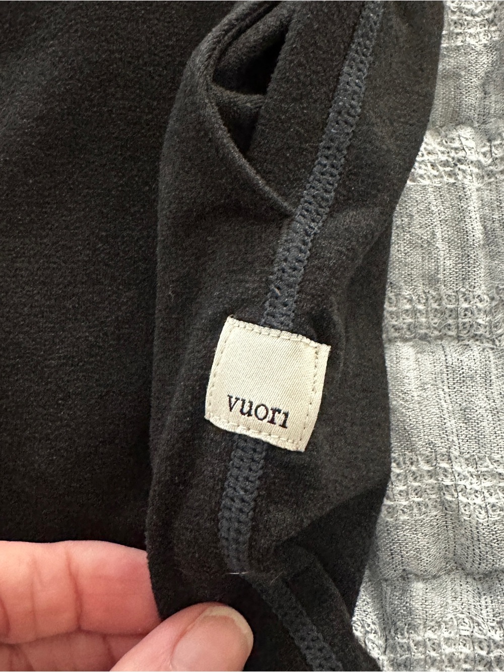 VUORI joggers black with contrast stitching